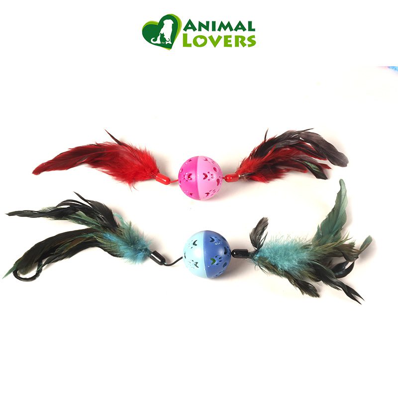 1-105-1.jpg Las Pelotitas para Gatos con Plumas son el juguete ideal para mantener a tu felino entretenido y activo durante horas. Estas pelotas están fabricadas en plástico resistente y presentan diseños de patitas adorables en dos colores llamativos: rosa y azul. Cada pelota incluye un cascabel en su interior para atraer aún más la atención de tu gato.