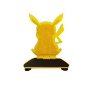 Masajeador para Gatos Pikachu es un novedoso dispositivo de aseo automático para gatos que puede quitar y recoger fácilmente el pelo suelto mientras el gato está masajeando, para que ya no te preocupes por limpiar el pelo disperso. Este masajeador cuenta con un sistema de soporte de ventosas de silicona para adeherirse de manera firme a cualquier superficie. Con su llamativa forma de Pikachu podrás decorar tu ambiente mientras otorgas a tu gato un masajeador. 