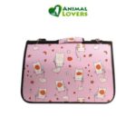 Bolso para Gatos Diseño Gato es un bolso transpirable de doble cara, adecuado para caminar y viajar. Podrás transportar a tu mascota de forma segura con este bolso de transporte. Su forma cilíndrica dará a tu mascota el espacio que necesita cuando se transporta. Su diseño ligera hará que sea una buena opción para ti también al momentos del traslado. Este bolso es desmontable, podrás guardarlo sin ocupado espacio cuando este en desuso. Ademas de poseer un diseño atractivo. 