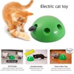 Juguetes Gatos Pilla al Ratón interactivo es un juguete que asegura horas de diversion para tu gato. Con su diseño atractivo este juguete ofrece al tu felino el concepto de pilla al raton. Un raton ira saliendo por las diferentes aberturas del juguetes atrayendo la atencion de tu gato. Tu felino intentara atratar este ratón, podras cambiar el patron de movimiento asegurando que siempre sea novedoso y nunca se aburra. Este juguete viene con divertidos accesorios incluyen un ratón, y una pluma que podras cambiar cuando desees.