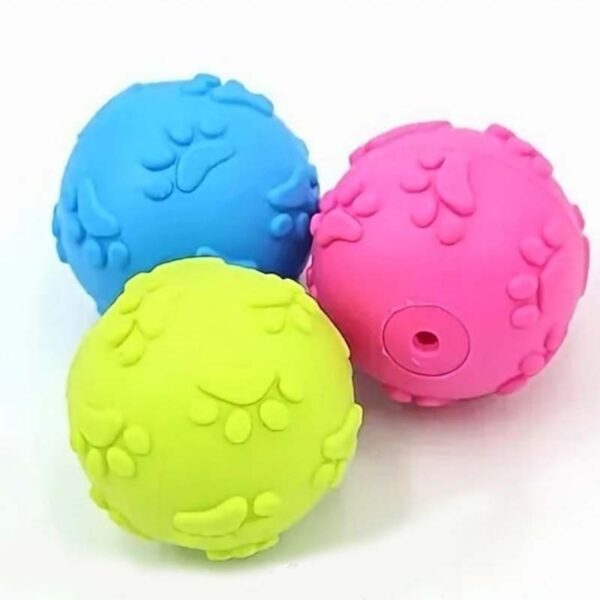 Pelota Perro Patitas es un juguete para entretener durante horas y horas  a tu mascota. Con estas pelotas de juego multicolor con la superficie con forma de patitas, podras encontrarlas en tres colores diferentes. Posee un pito de goma para hacer mas divertida aun esta pelota.