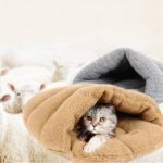 Cama para Gato Tipo Sobre pompon es una cueva mullida calentita un verdadero refugio para tu regalón.