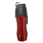 Botella Paseo Perro Aluminio Roja es cómodoa y segura. Su material permite conservar la temperatura del agua por más tiempo. Su tapa funciona como un cuenco para así poder ofrecerle una toma más segura y limpia a nuestra mascota. Trae un enganche para poder transportarla con mayor comodidad. Capacidad: 600 ml.