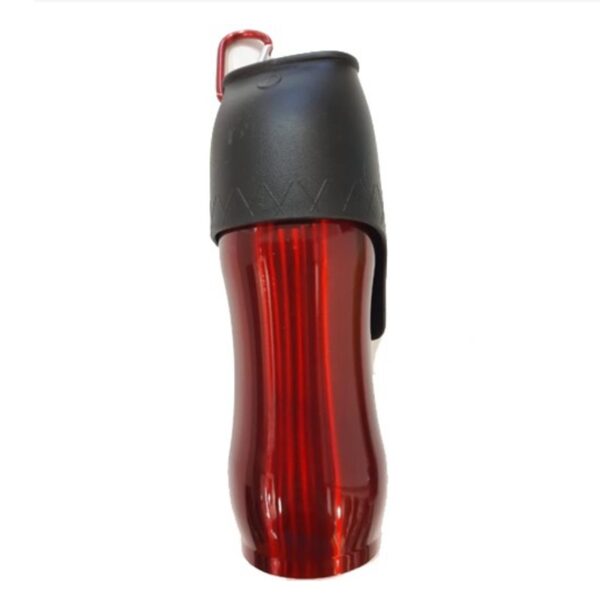 Botella Paseo Perro Aluminio Roja es cómodoa y segura. Su material permite conservar la temperatura del agua por más tiempo. Su tapa funciona como un cuenco para así poder ofrecerle una toma más segura y limpia a nuestra mascota. Trae un enganche para poder transportarla con mayor comodidad. Capacidad: 600 ml.