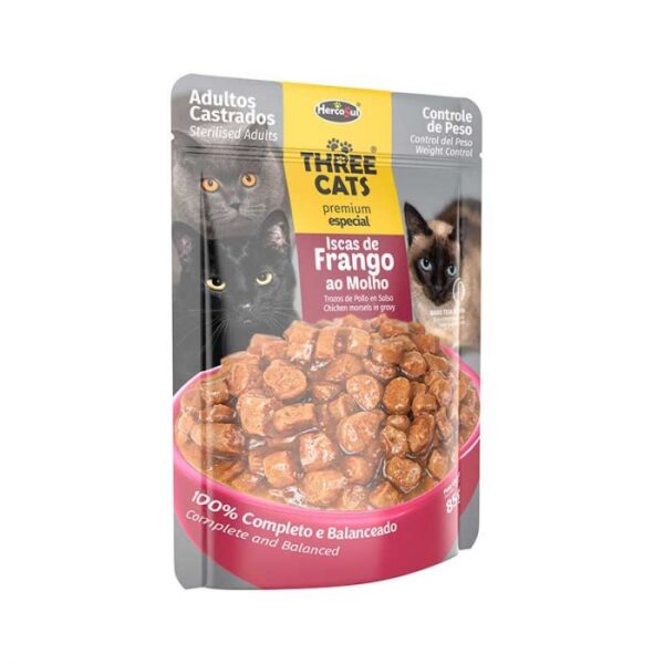 Sachet three cats gatos Original Adultos Castrados es un alimento 100% completo y equilibrado, bajo en sodio y con cantidades adecuadas de minerales para favorecer la salud del tracto urinario de los felinos. El sabor Trocitos de Pollo en Salsa es cocinado al vapor, con reducción calórica para ayudar a controlar el peso de los felinos. Todo para que su gato disfrute de una comida segura, completa y saludable.