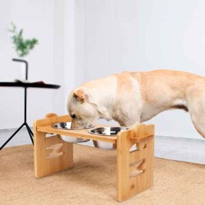 Comedero Elevado para Perros Inclinado de Bambú es una combinación perfecta de funcionalidad, elegancia y comodidad diseñada para mejorar la experiencia alimentaria de tu fiel amigo de cuatro patas. Este comedero elevado no solo ofrece una solución práctica para la hora de la comida, sino que también brinda una serie de beneficios para la salud y el bienestar de tu mascota.