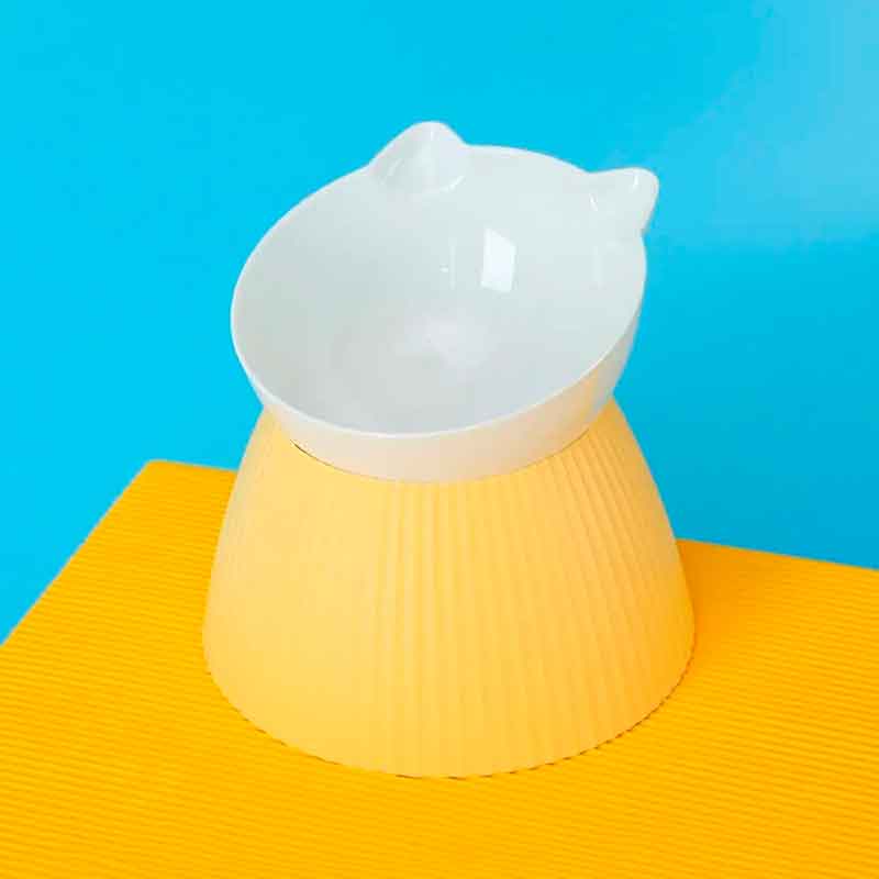 platos-elevados-para-gatos-amarillo Platos Elevados para Gatos combinan funcionalidad y estilo en un diseño único. El plato blanco está diseñado para complementar cualquier decoración interior, mientras que el tubo protector de color amarillo no solo añade un toque de color vibrante, sino que también protege los alimentos de salpicaduras y desechos. Este diseño atractivo no solo es visualmente agradable, sino que también proporciona una solución práctica para la hora de la comida de tu gato.